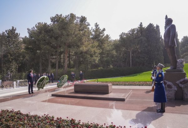Georgian PM visits grave of Great Leader Heydar Aliyev