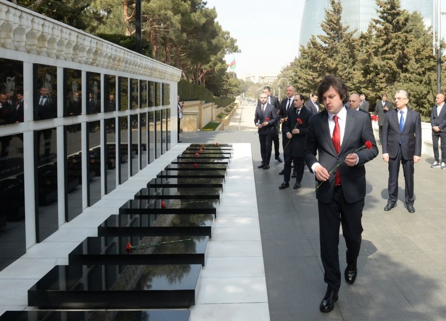 Georgian PM visits Alley of Martyrs in Baku
