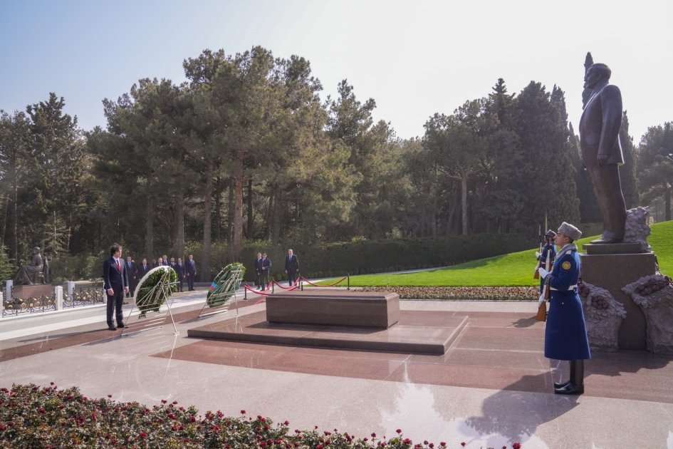 Премьер-министр Грузии Ираклий Кобахидзе посетил могилу великого лидера Гейдара Алиева