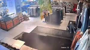 Çində ticarət mərkəzinin döşəməsi çöküb: 2 nəfər yaralanıb