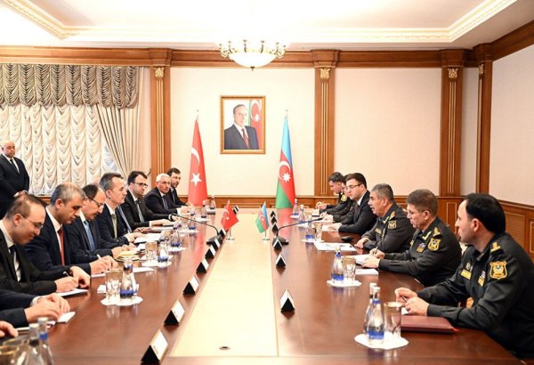Azerbaijani Defense Minister meets Turkish delegation