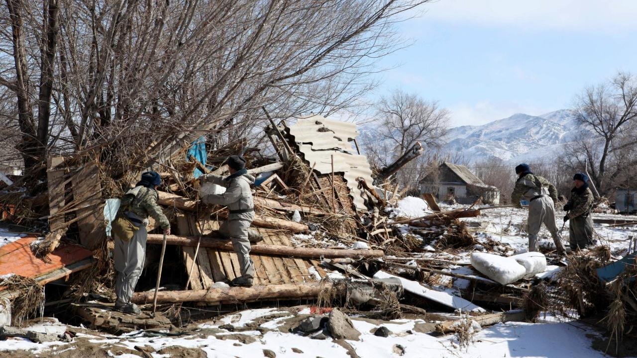 Kazakistan'da taşkın nedeniyle yaklaşık 1500 ev su altında kaldı