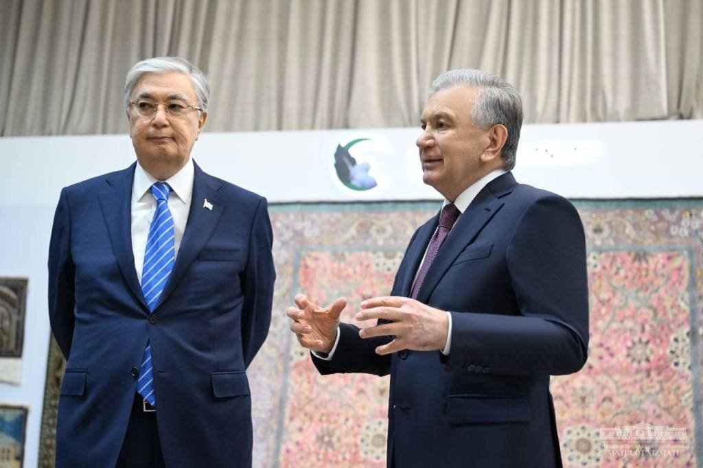 Presidents of Uzbekistan and Kazakhstan visit local carpet factory