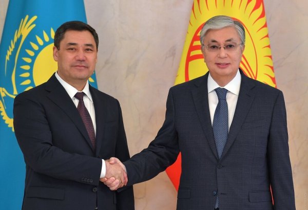 Tokayev Qırğızıstan prezidentini qarşılayıb
