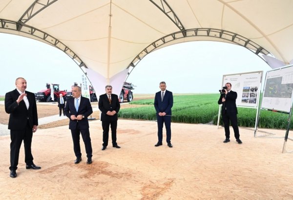 Президент Ильхам Алиев ознакомился с комплексом ирригационных установок для подачи оросительной воды на земельные участки, принадлежащие ООО "Agro Dairy" в Гаджигабуле