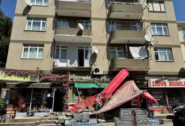 İstanbulda balkon çöküb