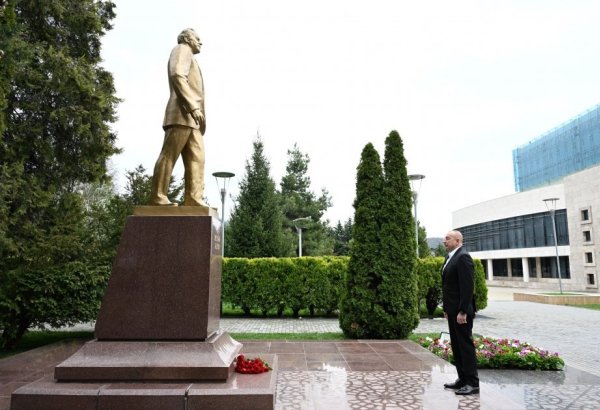 Президент Ильхам Алиев посетил памятник общенациональному лидеру Гейдару Алиеву в городе Габала