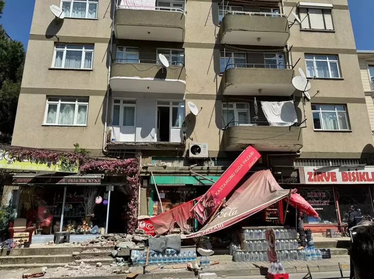 İstanbulda balkon çöküb