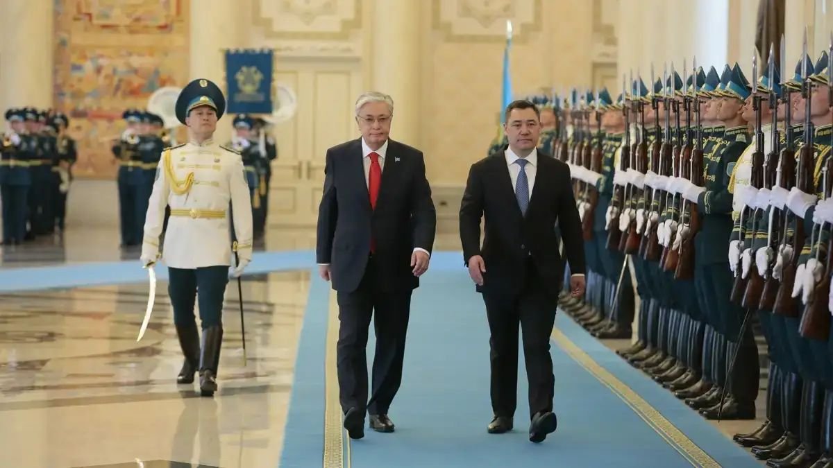 Kassym-Jomart Tokayev greets Sadyr Zhaparov in Akorda