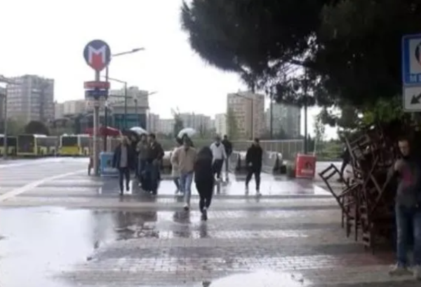 İstanbuldakı metro stansiyanı su basıb