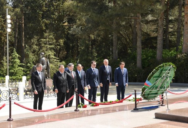 Грузинские парламентарии посетили могилу великого лидера Гейдара Алиева и Аллею шехидов