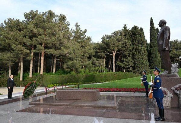 Садыр Жапаров посетил могилу общенационального лидера Гейдара Алиева