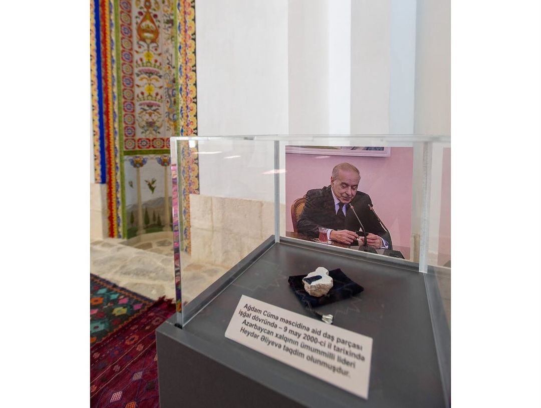 Кусок камня от Агдамской Джума-мечети, переданный великому лидеру Гейдару Алиеву 24 года назад, возвращен на место