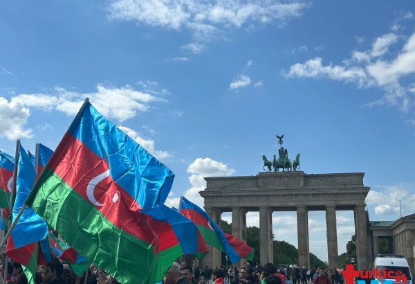 В Берлине проходит акция солидарности азербайджанцев