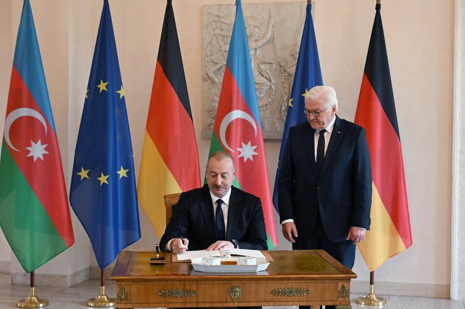 Prezident İlham Əliyev Almaniya Prezidentinin iqamətgahında xatirə kitabını imzalayıb