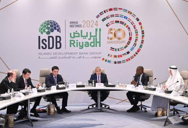 Azebaijani economy minister takes part in roundtable on COP29 as part of IDB annual meeting