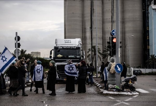 İsrail Qəzzaya humanitar yardım aparan yük maşınlarının qarşısını kəsib