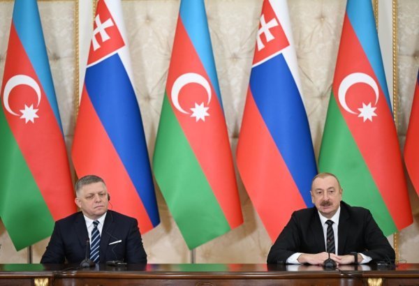 Президент Ильхам Алиев и премьер-министр Словакии Роберт Фицо выступают с заявлениями для прессы