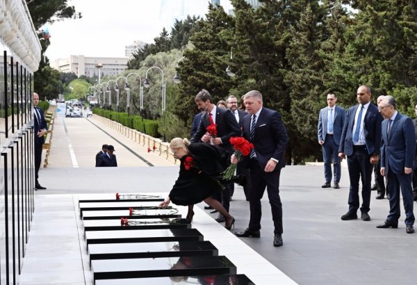 Slovak PM visits Alley of Martyrs in Baku