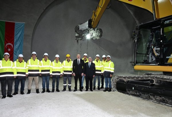 Президент Ильхам Алиев ознакомился с проводимыми работами на автомобильной дороге Ахмедбейли-Физули-Шуша и принял участие в открытии первого тоннеля вдоль дороги