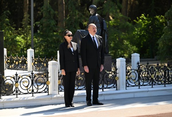 Президент Ильхам Алиев и Первая леди Мехрибан Алиева посетили могилу великого лидера Гейдара Алиева