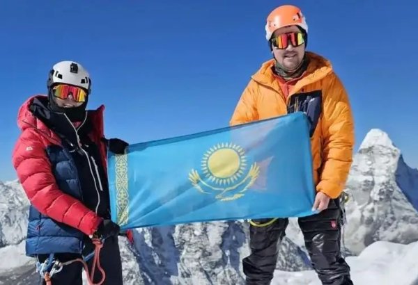 İlk qazaxıstanlı qadın Everesti fəth edib